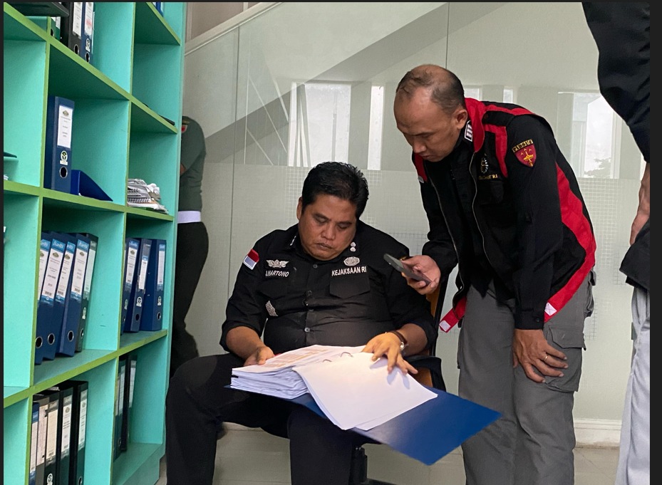 Penggeledahan kantor PT Listrik Kaltim di Samarinda, Rabu (13/8).