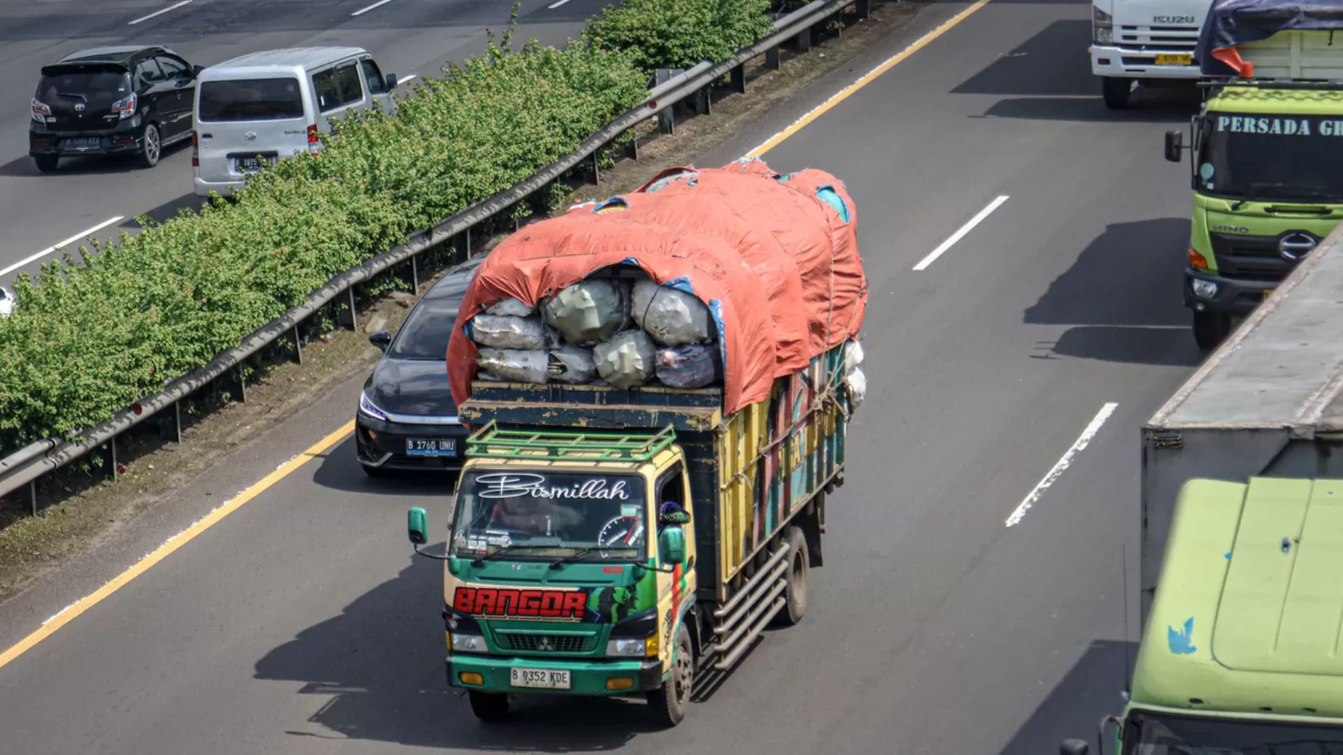 Sejumlah truk Over Dimensi Over Load (ODOL) melintas di jalan tol Jakarta-Tangerang.