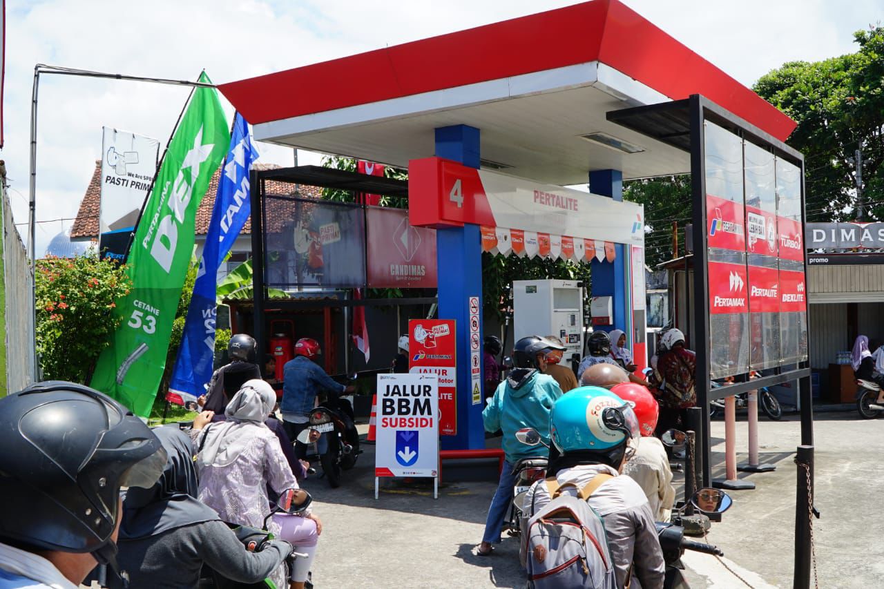 Pertamina Patra Niaga Regional Jawa Bagian Tengah (JBT) memastikan pasokan bahan bakar minyak (BBM) terutama jenis pertalite di wilayah Kabupaten Rembang melimpah dan tersedia bagi masyarakat.
