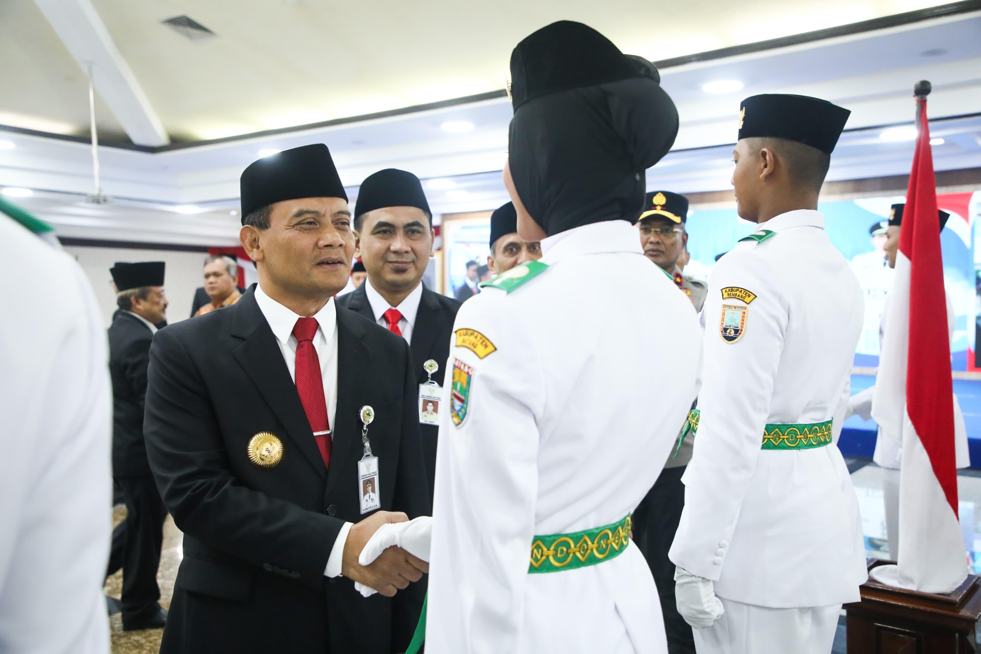 Ahmad Luthfi juga sudah mengukuhkan 35 anggota Pasukan Pengibar Bendera Pusaka (Paskibraka) Provinsi Jawa Tengah