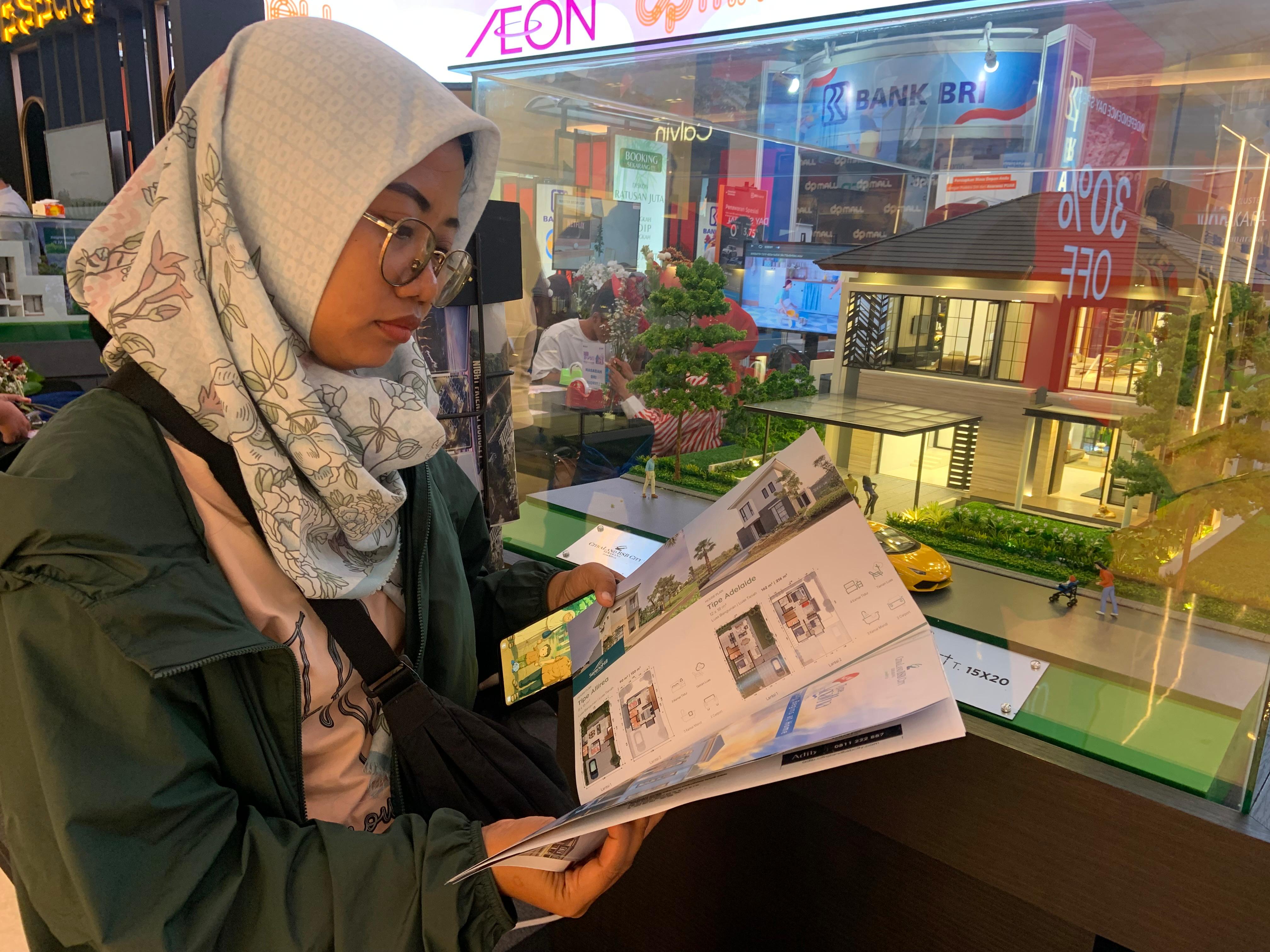 Salah satu pengunjung sedang mengunjungi stan DPD REI Expo III di DP Mall Semarang.