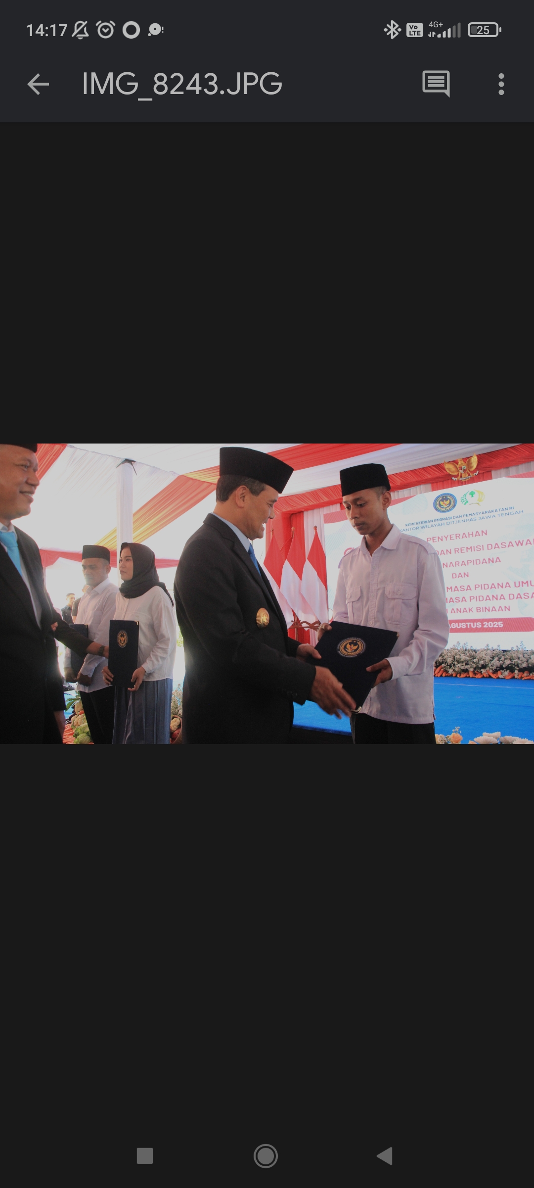 Gubernur Jawa Tengah, Ahmad Luthfi bersama Kepala Kanwil Ditjenpas Jateng, Mardi Santoso memberikan Surat Keputusan (SK) Remisi HUT RI Kepala Kanwil Ditjenpas Jateng, Mardi Santoso, Minggu (17/8/2025)