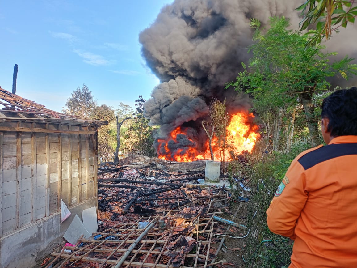 Sebuah sumur minyak ilegal milik warga di Dukuh Gendono, Desa Gandu, Kecamatan Bogorejo, Kabupaten Blora, Jawa Tengah terbakar