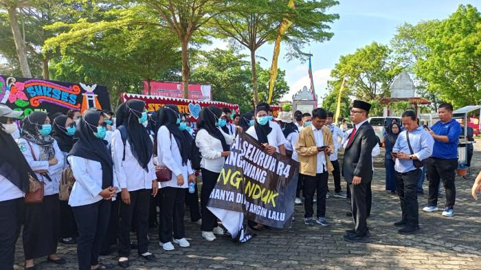 Tenaga honorer yang berkategorikan R4 mempertanyakan nasib mereka.