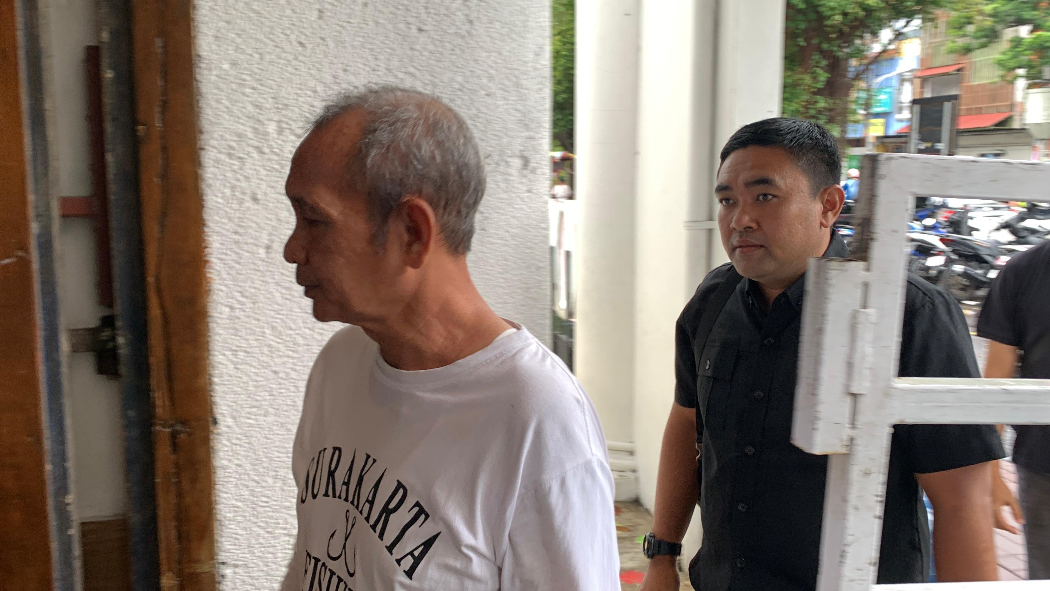 Tim tangkap buron saat mengamankan terpidana Joko Wilopo (baju putih) setelah 14 tahun tidak diketahui keberadaannya, Selasa (19/8/2025).