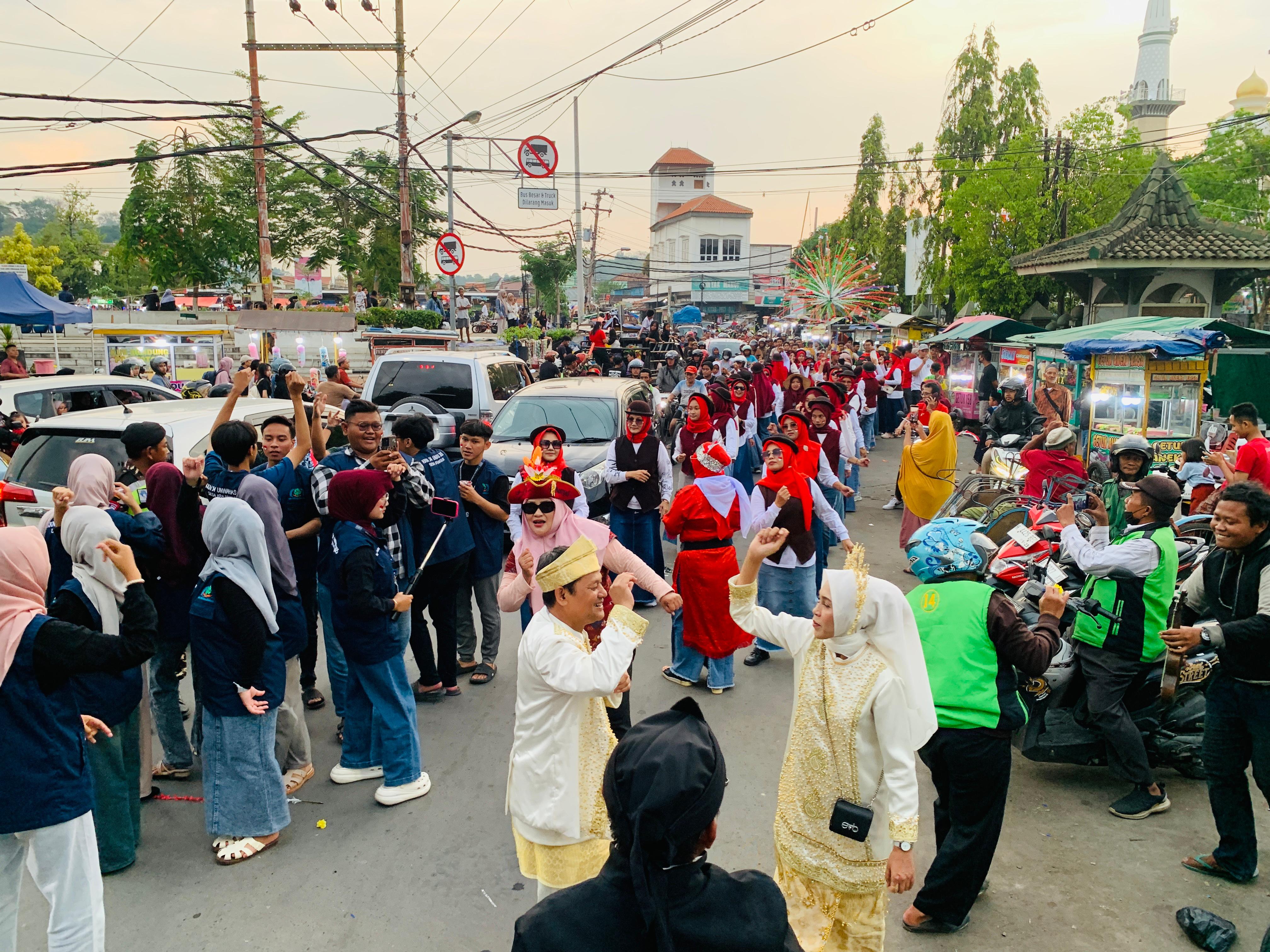 Meriah! Ratusan Warga Pandean Lampersari Gelar Kirab Kemerdekaan RI ke-80, Tarian Massal Hebohkan Alun-alun Kaliwungu