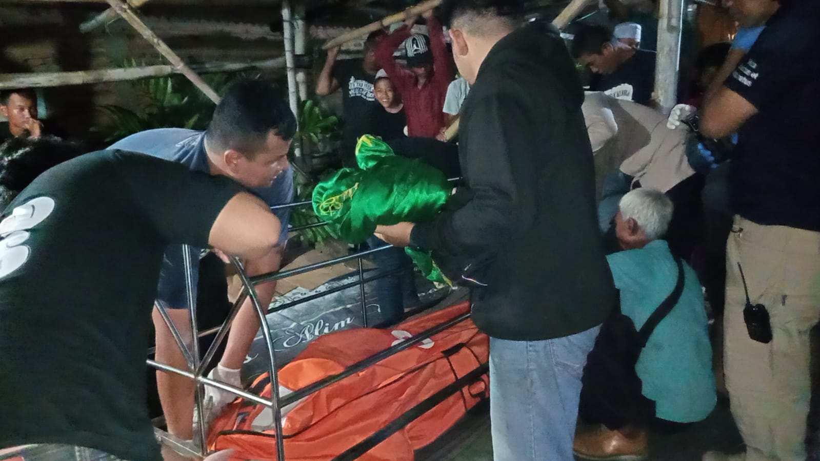 Korban tewas saat dievakuasi petugas. (Nurchamim/Jawa Pos Radar Semarang)