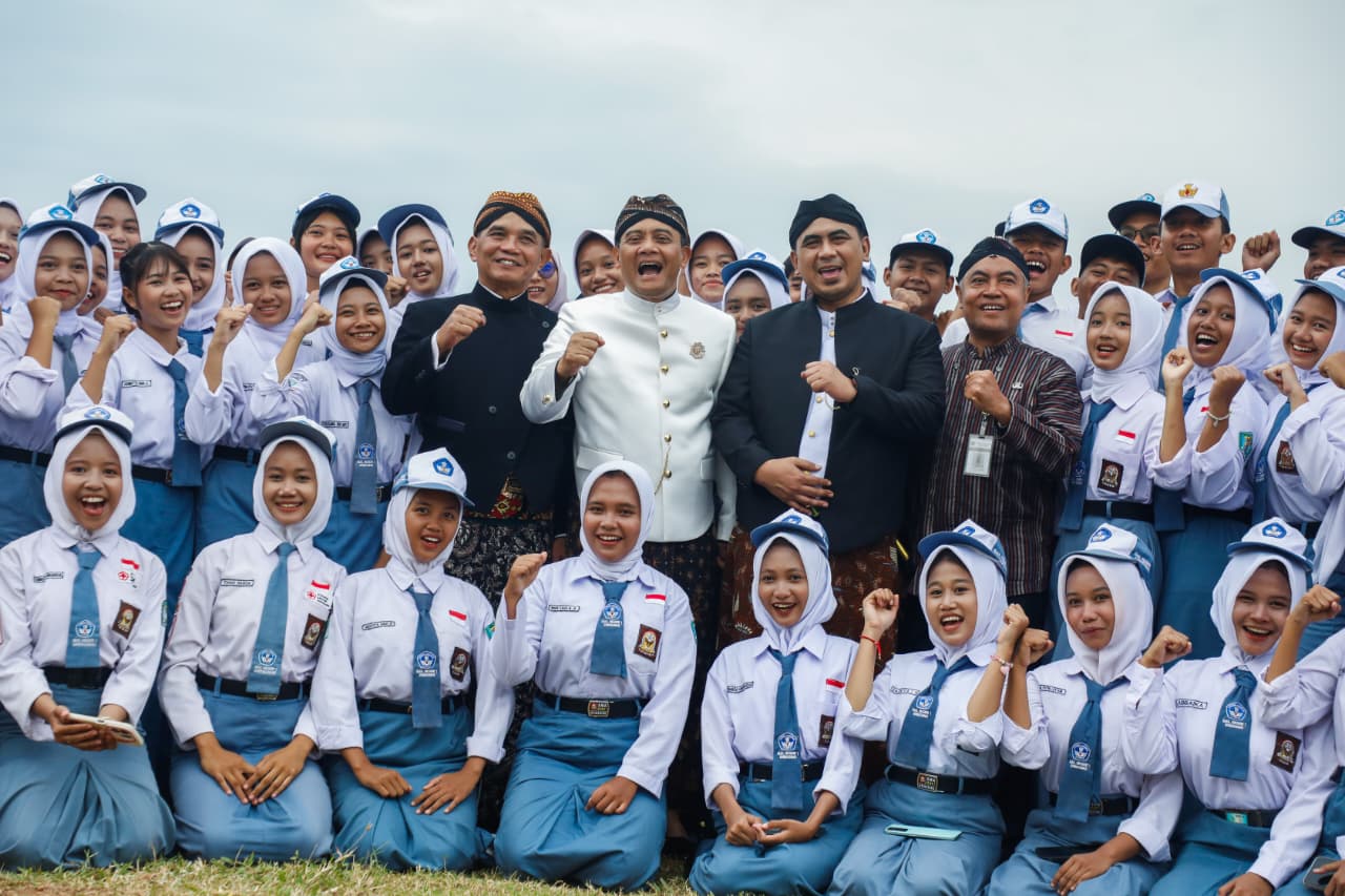 Gubernur Jawa Tengah, Ahmad Luthfi dan Wakil Gubernur Taj Yasin bersama para siswa setelah upacara Hari Jadi ke-80
