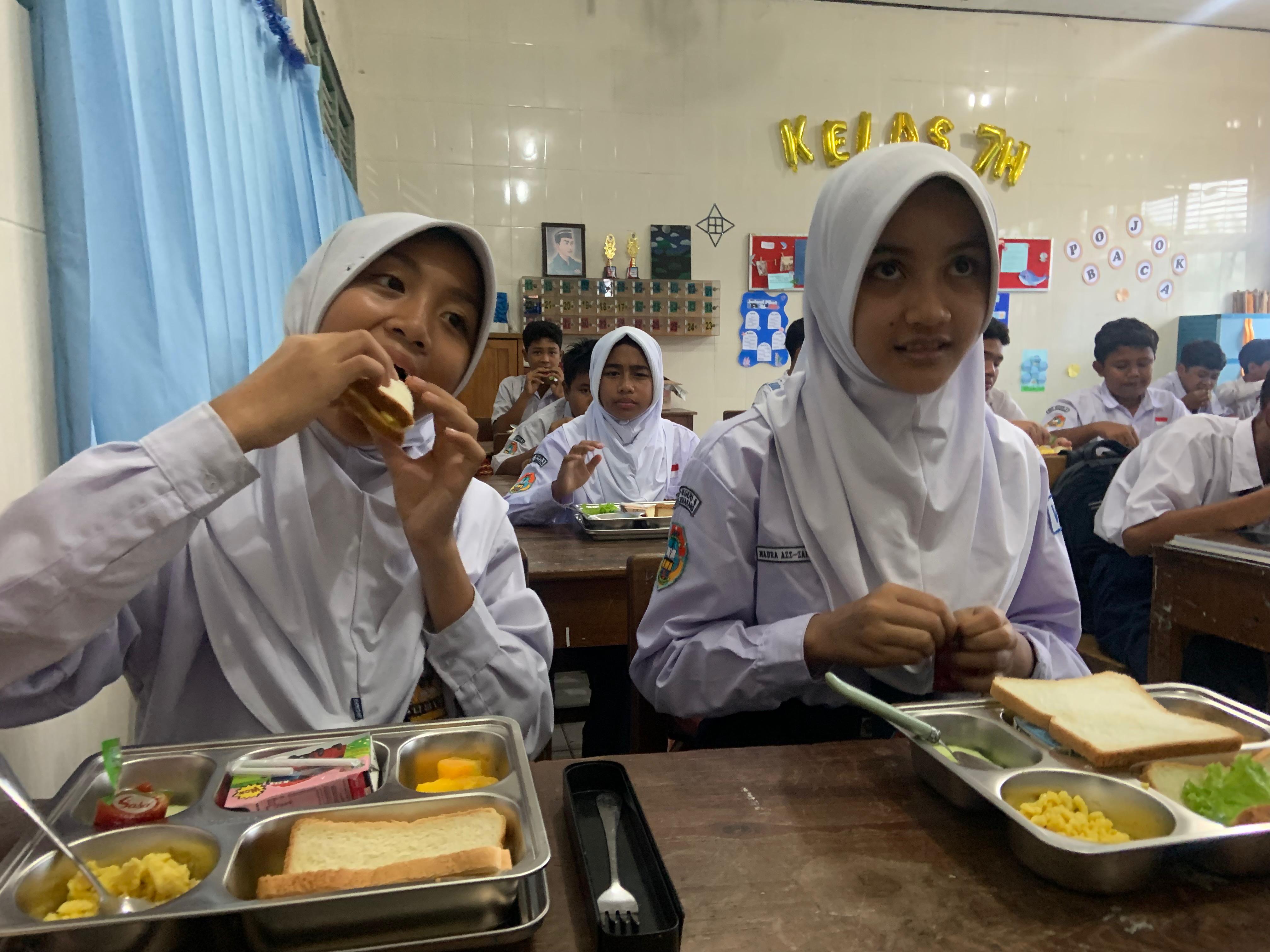 Siswa SMP Negeri 6 Semarang sedang menikmati menu MBG.