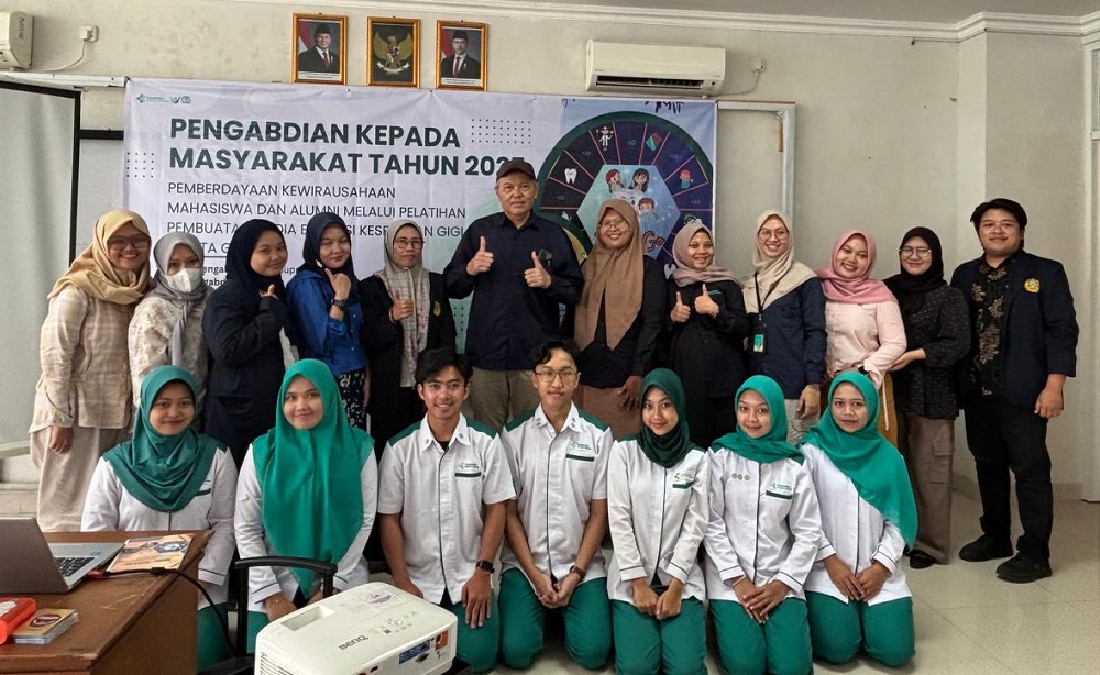Tim Pengabdian kepada Masyarakat Poltekkes Kemenkes Semarang bersama peserta pelatihan cara pembuatan media edukasi Kesehatan Gigi Denta Go.