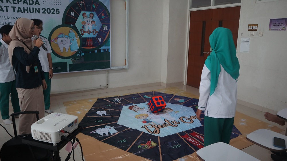 Tim Pengabdian kepada Masyarakat Poltekkes Kemenkes Semarang saat demonstrasi media edukasi Kesehatan Gigi &ldquo;Denta Go&rdquo;.