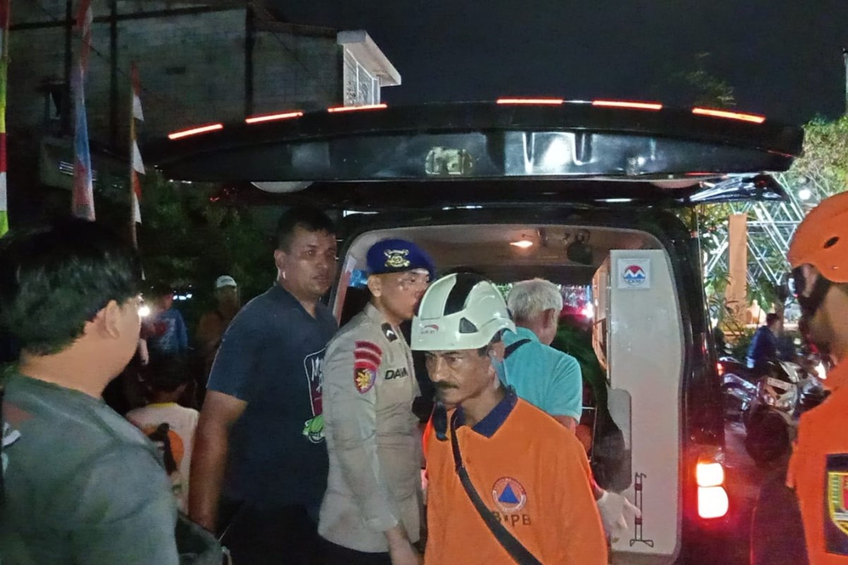 Petugas mengevakuasi pemancing yang tenggelam di perairan Semarang. (Nurchamim/Jawa Pos radar Semarang)