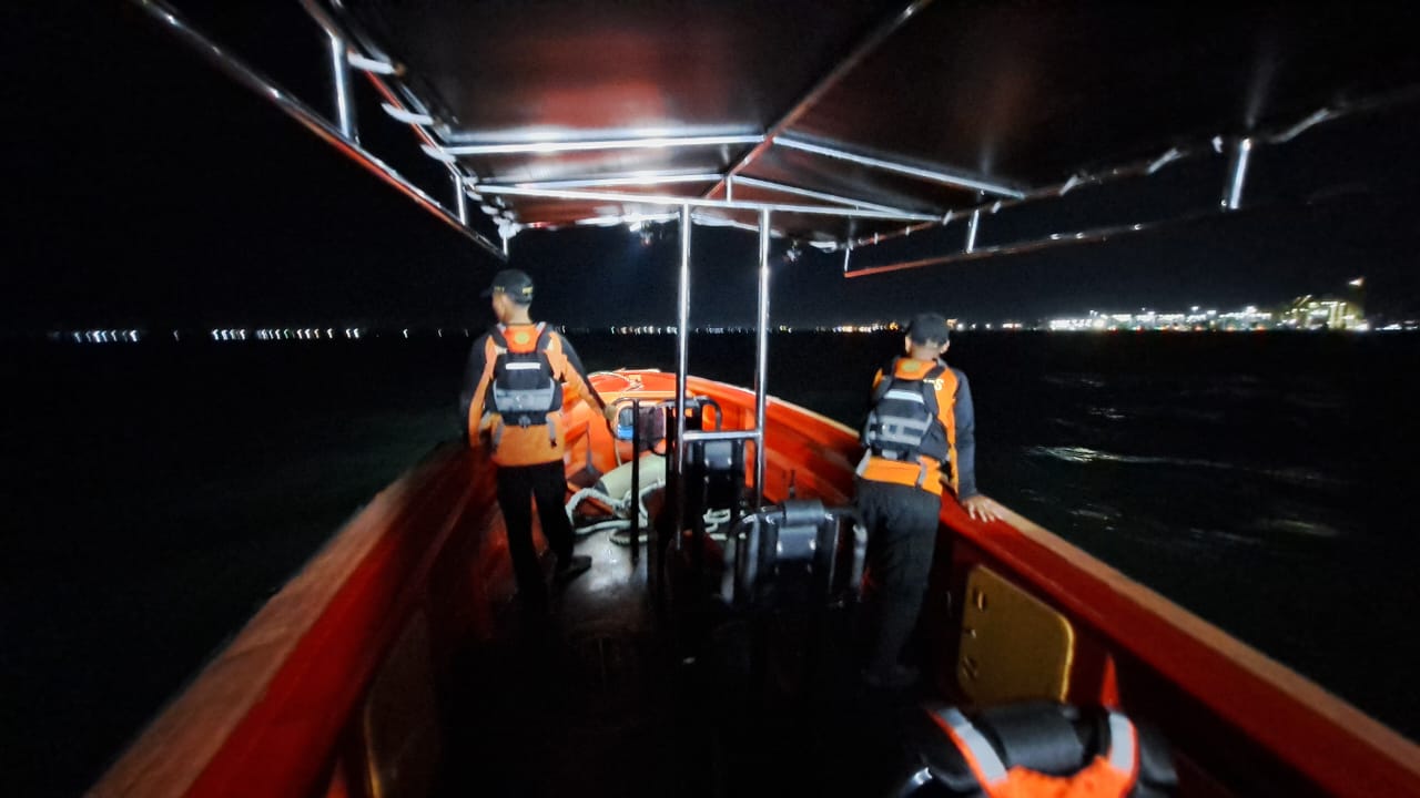 Anggota SAR melakukan pencarian di wilayah perairan Kota Semarang