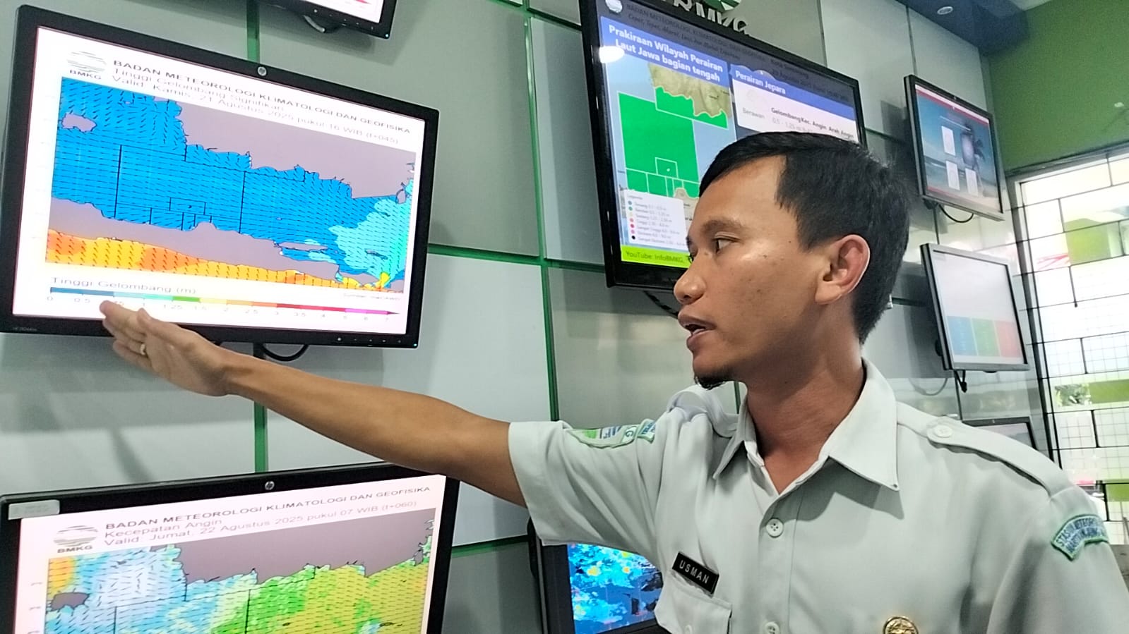Usman Efendi, prakirawan cuaca BMKG Stasiun Meteorologi Maritim Tanjung Mas Semarang saat ditemui, Rabu (20/8).