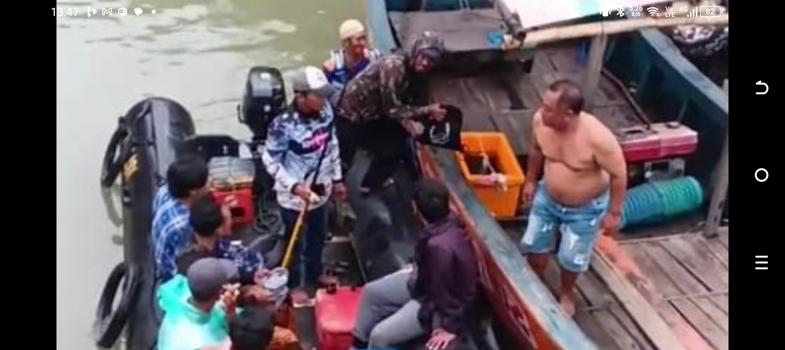 Petugas Polairud Bonang evakuasi pemancing.(wahibpribadi)