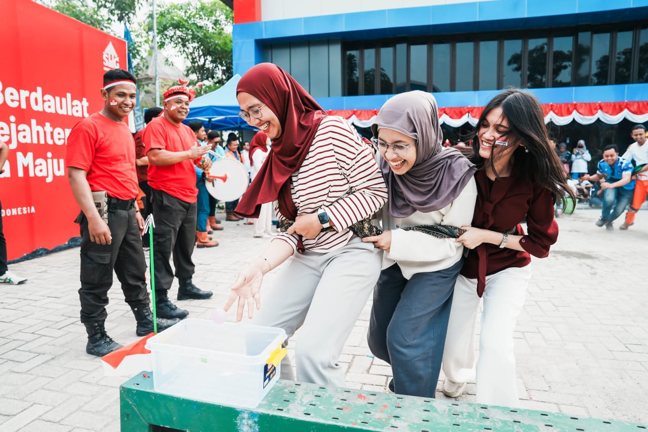 Keseruan para peserta fun games dalam rangkaian peringatan Hari Kemerdekaan Republik Indonesia ke-80 di depan gedung SHC Pabrik Rembang (14/8).