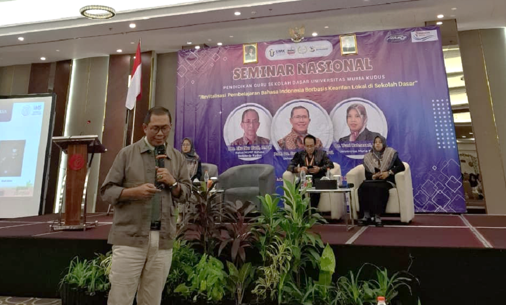 Seminar Nasional Revitalisasi Pembelajaran Bahasa Indonesia Berbasis Kearifan Lokal di Sekolah Dasar yang digelar PGSD FKIP Universitas Muria Kudus di Hotel @HOM Kudus.