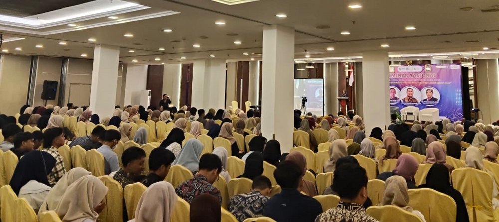 Ratusan mahasiswa PGSD Universitas Muria Kudus (UMK) mengikuti Seminar Nasional Revitalisasi Pembelajaran Bahasa Indonesia Berbasis Kearifan Lokal di Sekolah Dasar di Hotel @HOM Kudus.