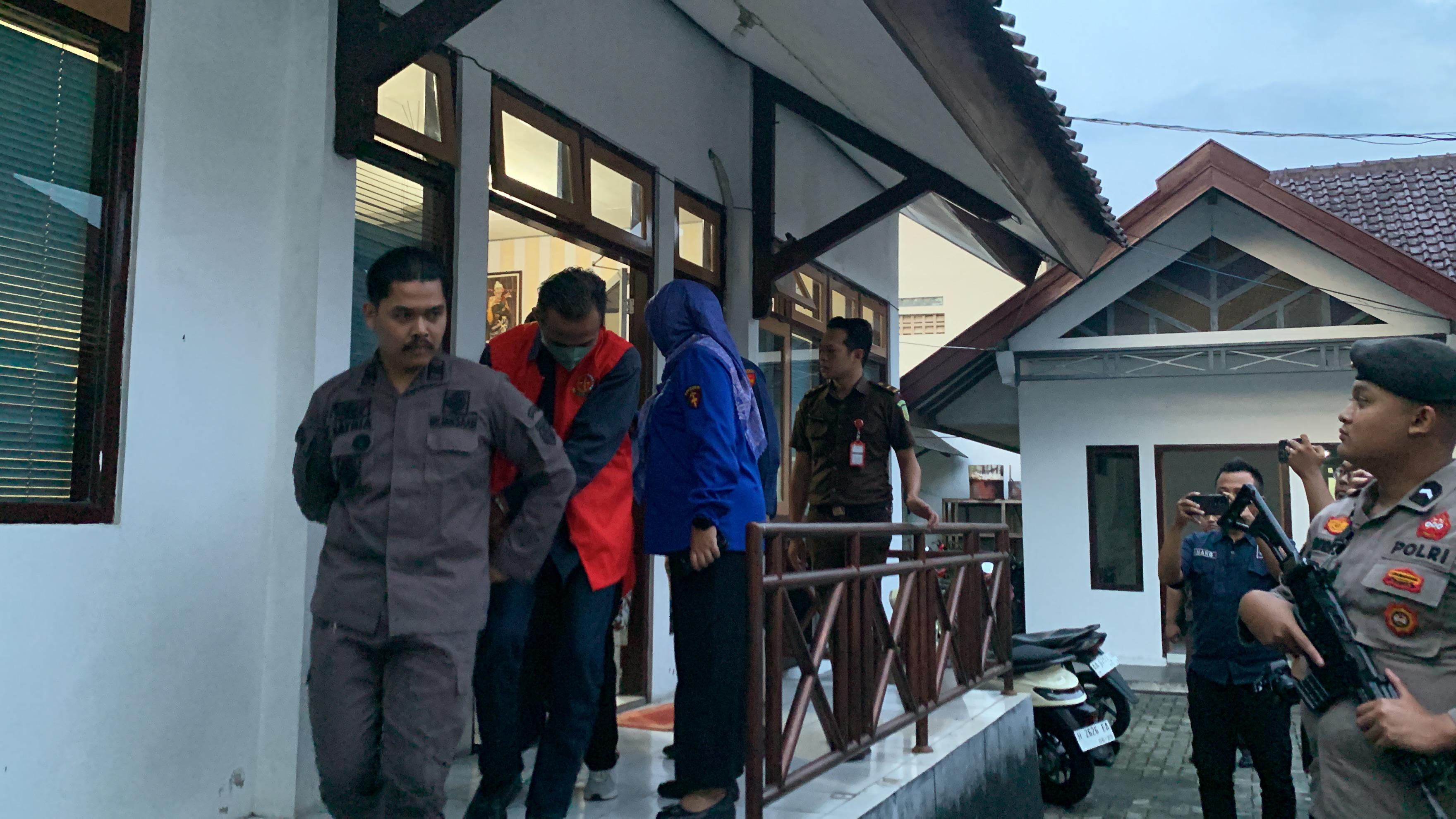 Ketiga tersangka dugaan Kasus Korupsi Pengadaan IPAL RSUD Temanggung digelandang ke Rutan Kelas IIB untuk menjalani masa penahanan. DEVI KHOFIFATUR RIZQI/ JAWA POS RADAR SEMARANG
