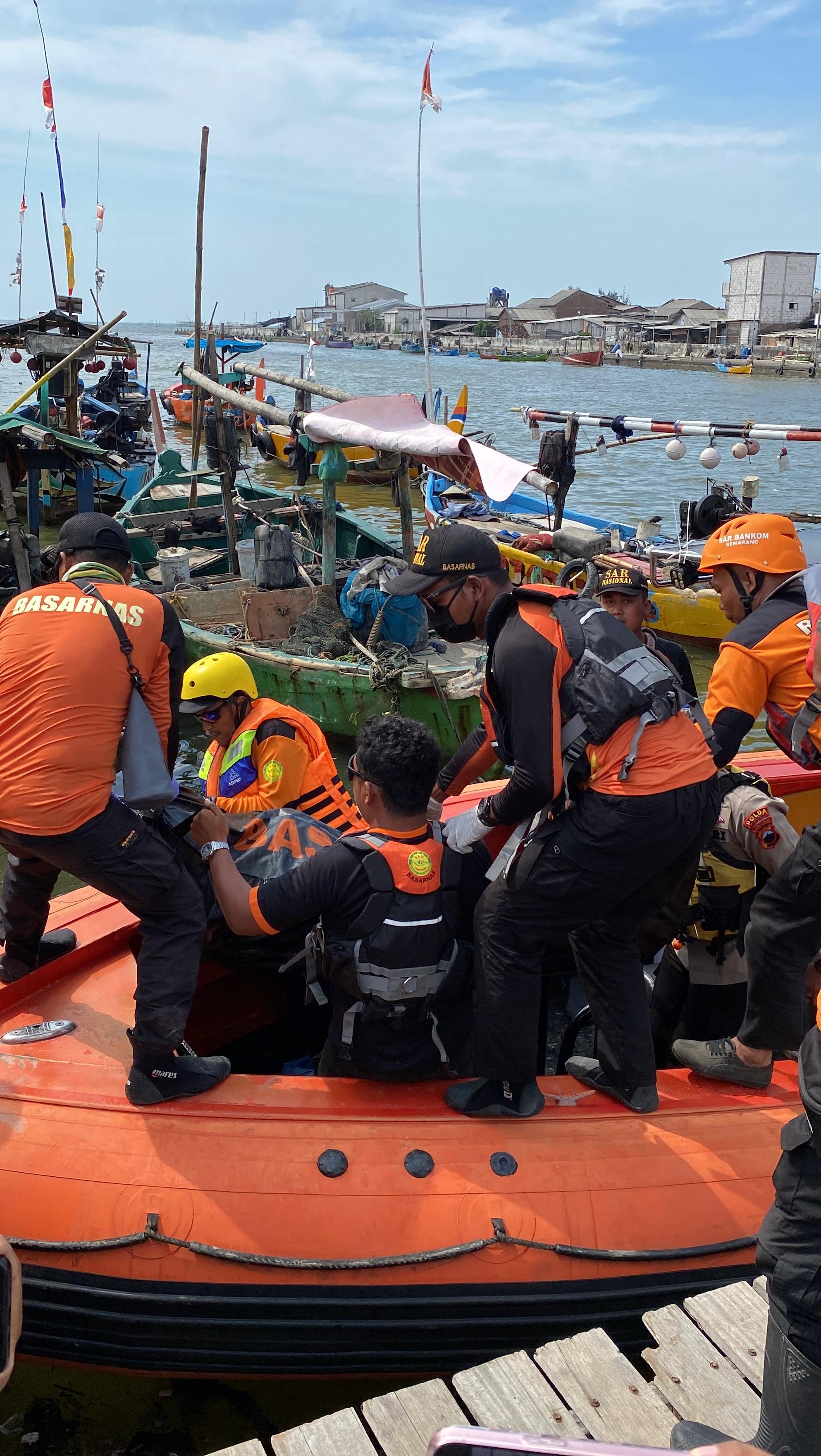 Jenasah korban Sumono dievakuasi