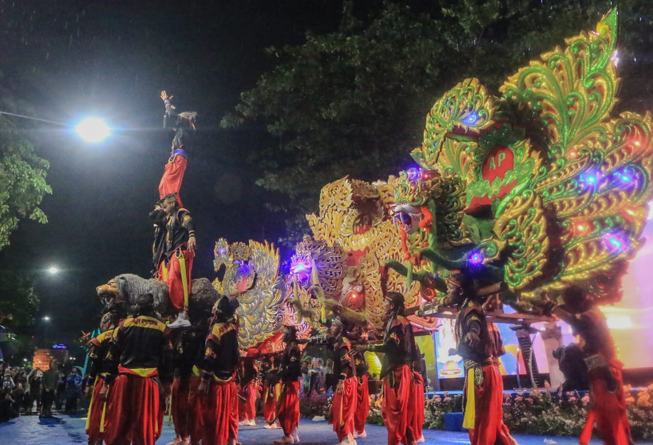 Peserta Parade Seni dan Budaya dari Kabupaten Brebes.