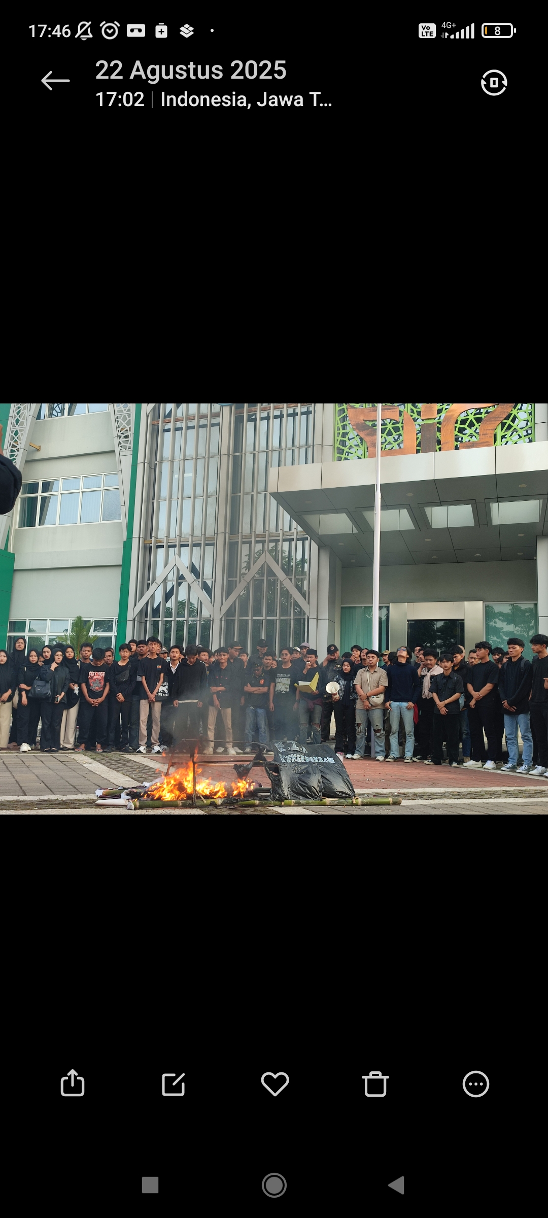 Aliansi Mahasiswa UIN Walisongo membakar keranda saat menggelar aksi di depan gedung rektorat, Jumat (22/8/2025).
