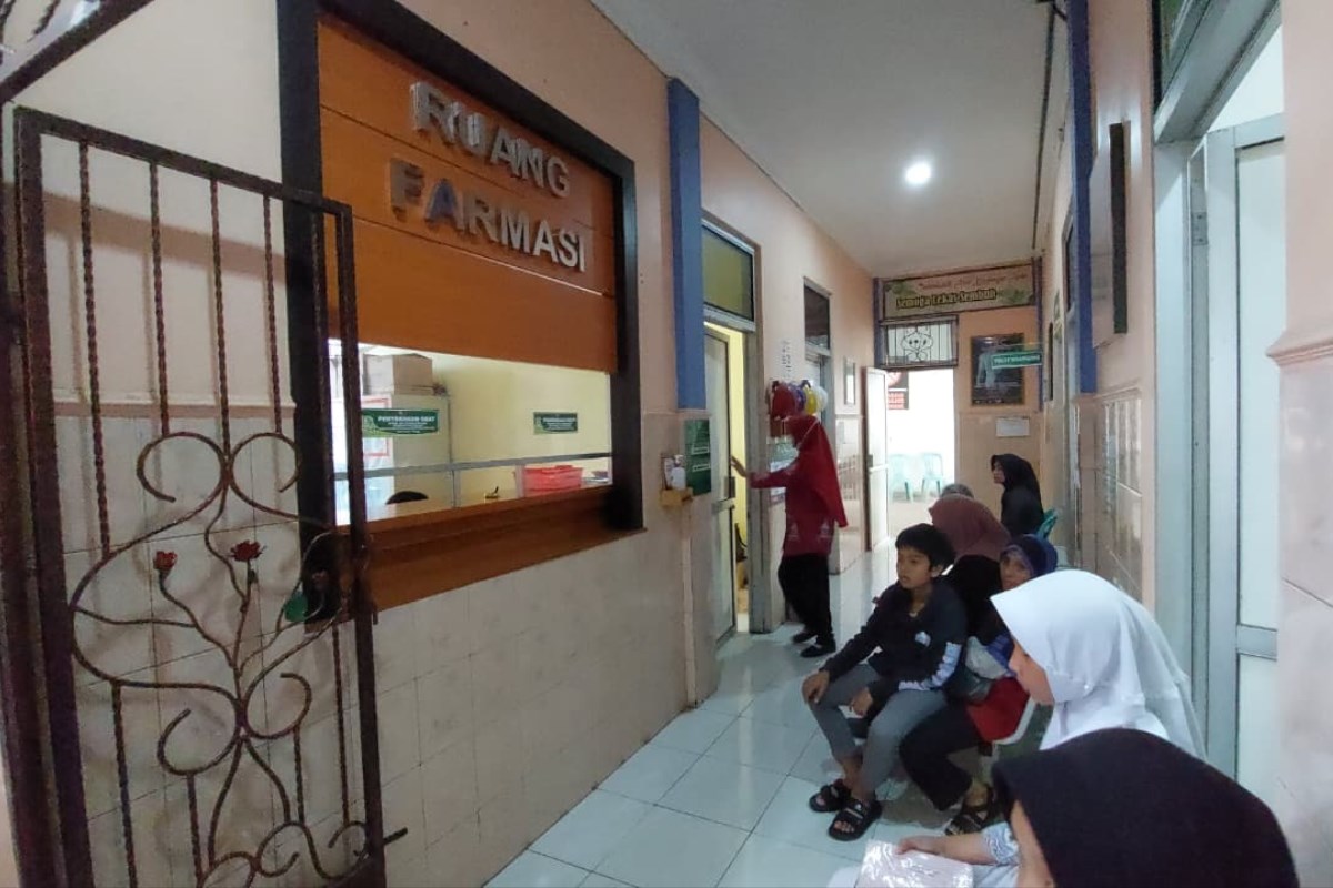 Warga saat menunggu giliran dipanggil di depan ruang farmasi Puskesmas Ambarawa. Maria Novena/Jawa Pos Radar Semarang