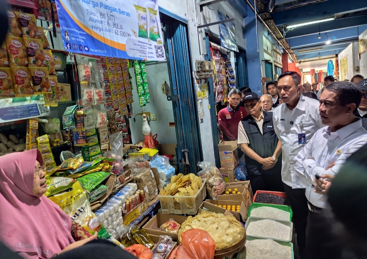 Menteri Pertanian, Amran Sulaiman melakukan pengecekan stok beras di pasar Bulu Semarang, Sabtu (23/8/2025).