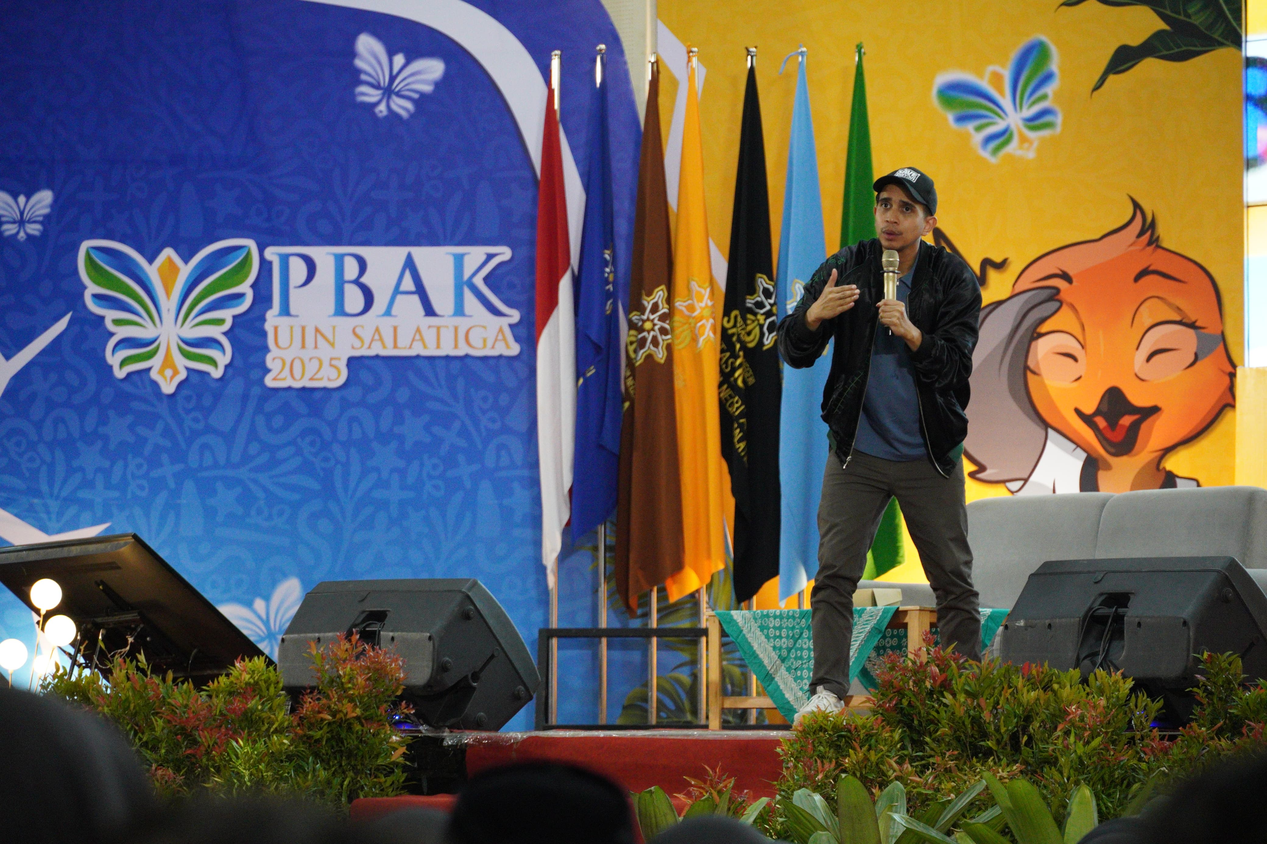 Andovi da Lopez hadir dalam rangkaian Pengenalan Budaya Akademik dan Kemahasiswaan (PBAK) 2025 sebagai pemateri Auditorium UIN Salatiga, Selasa, (19/8/2025).