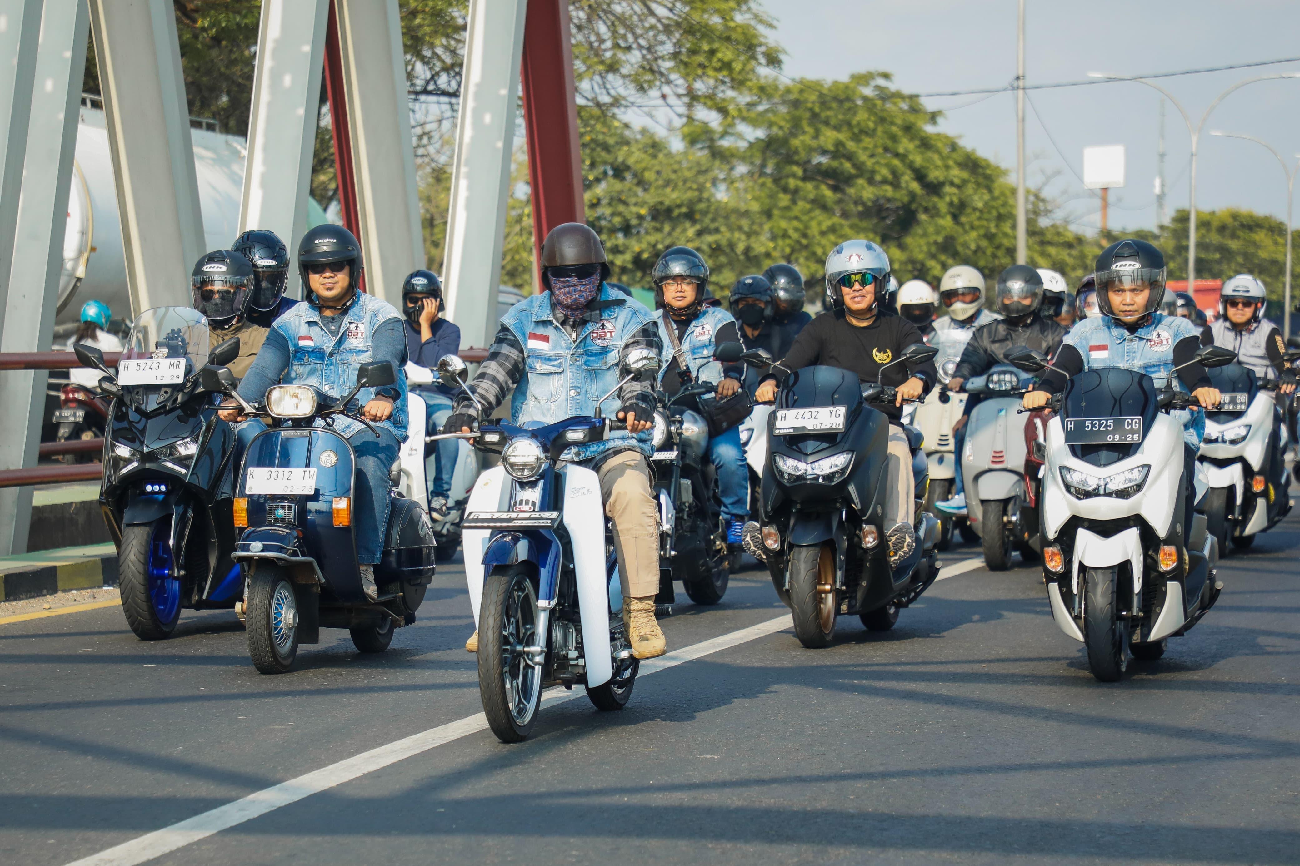 Ahmad Luthfi dan Taj Yasin melakukan touring menggunakan sepeda motor menuju Kantor Desa Babalan.