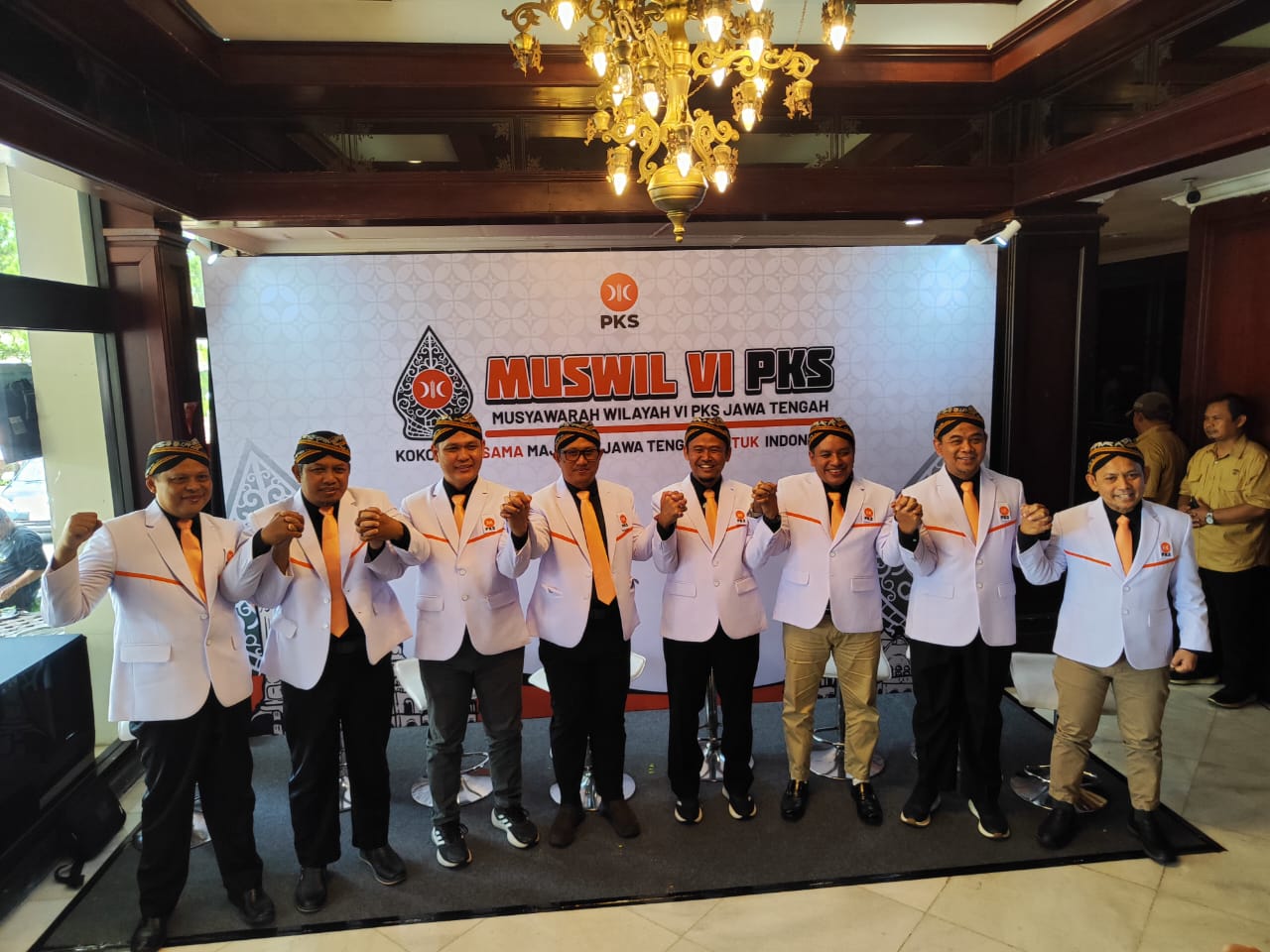 Para pengurus memakai blangkon pada Musyawarah Wilayah VI PKS Jateng di Hote Patra Jasa, Minggu (24/7).