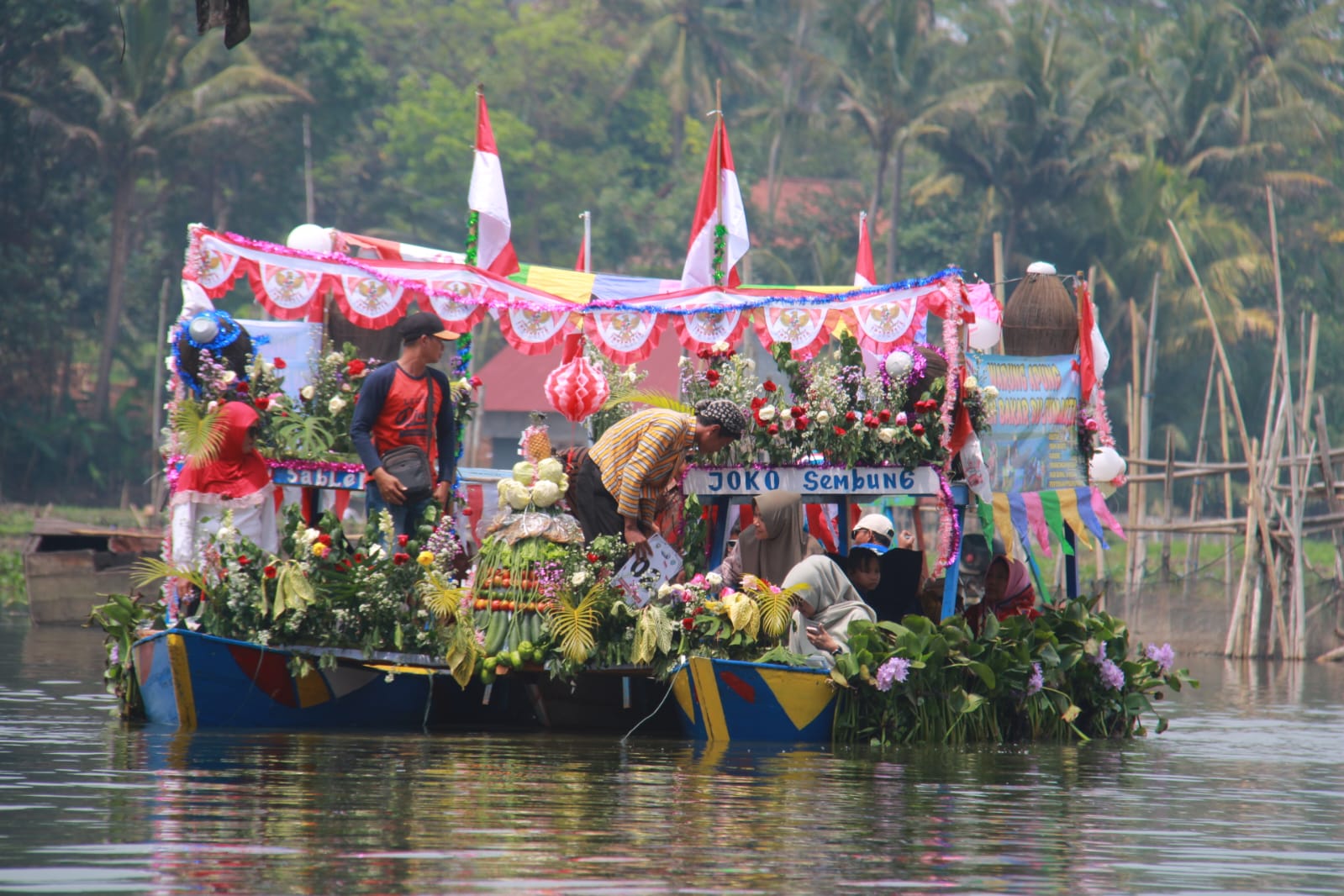 Lomba dayung dan perahu hias di Dusun Sumurup, Desa Asinan Kecamatan Bawen Kabupaten Semarang. Maria Novena/Jawa Pos Radar Semarang