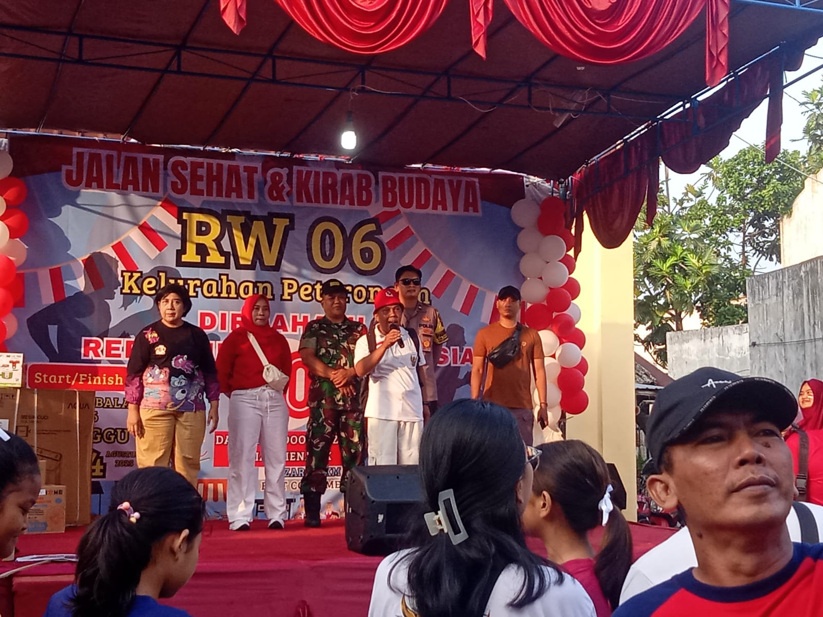 Ketua RW 06 Peterongan Semarang Selatan saat memberikan sambutan jalan sehat dan kirab budaya.