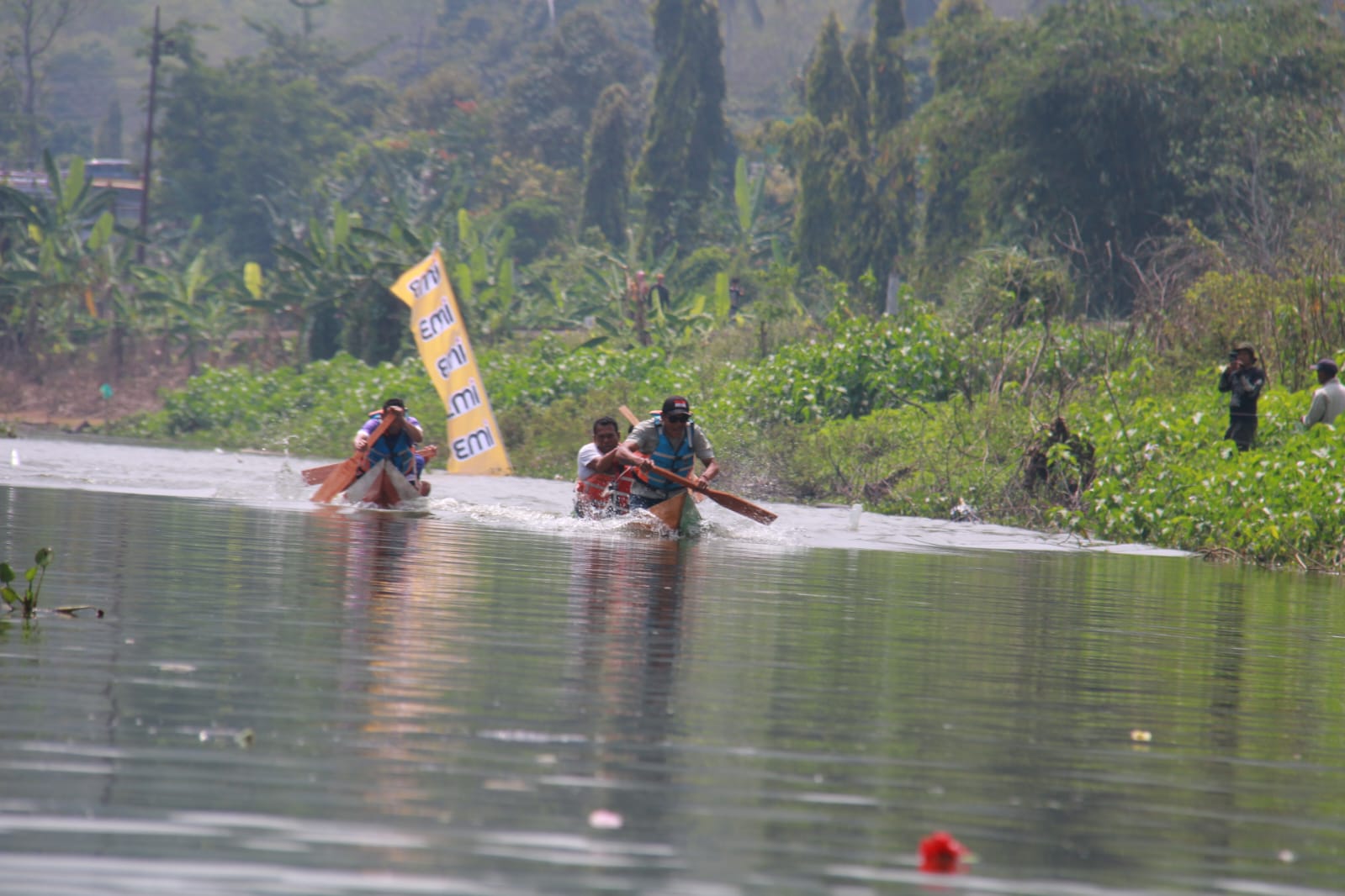 Lomba dayung dan perahu hias di Dusun Sumurup, Desa Asinan Kecamatan Bawen Kabupaten Semarang. Maria Novena/Jawa Pos Radar Semarang