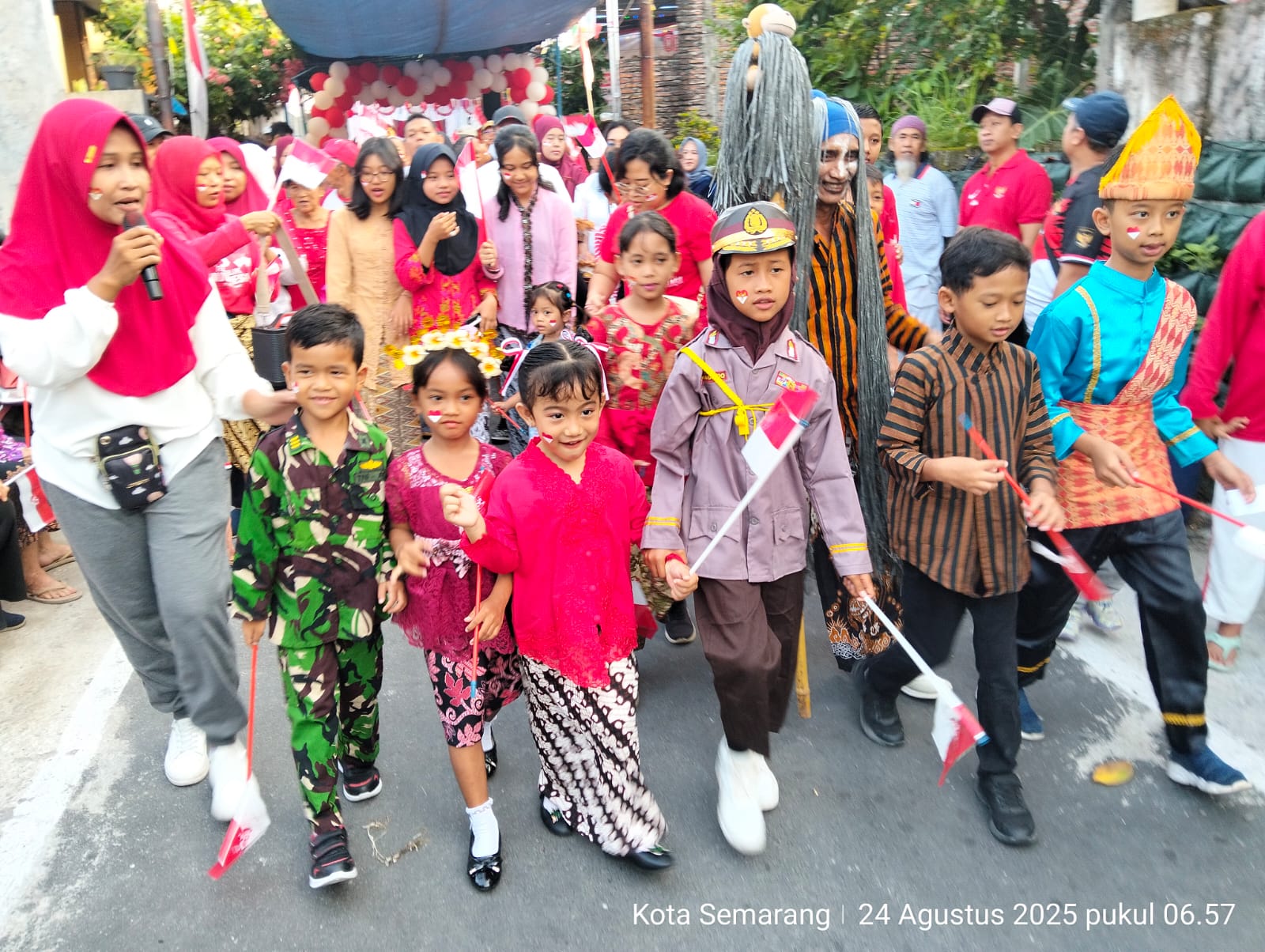Kegiatan Jalan Santai Warga dan dermawan RW 04 Rogojembangan yang dilaksanakan pada Minggu, 24 Agustus 2024 ini juga dihadiri seluruh warga RT 04 dari Balita, sampai lansia meriahkan HUT RI ke 80.