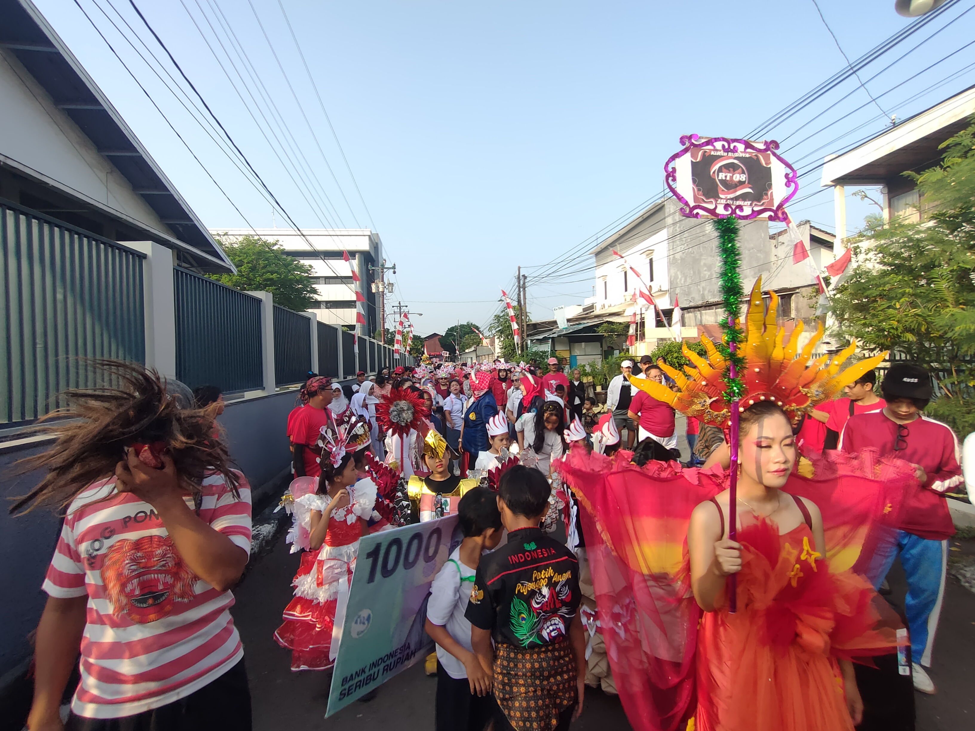 Ratusan warga RW 06 Kelurahan Peterongan, Kecamatan Semarang Selatan, Kota Semarang mengikuti jalan sehat dan kirab budaya 2025, Minggu (24/8/2025).