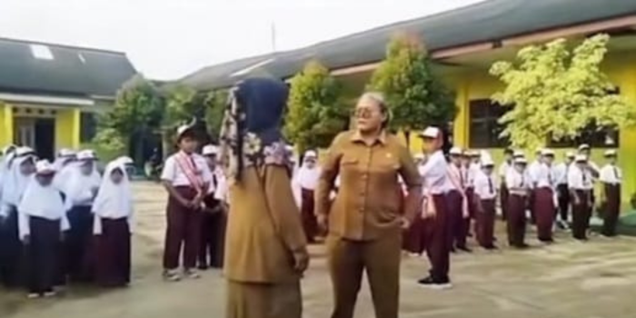 seorang guru sekolah dasar (SD) di Provinsi Lampung ingin mencekik anak didiknya.