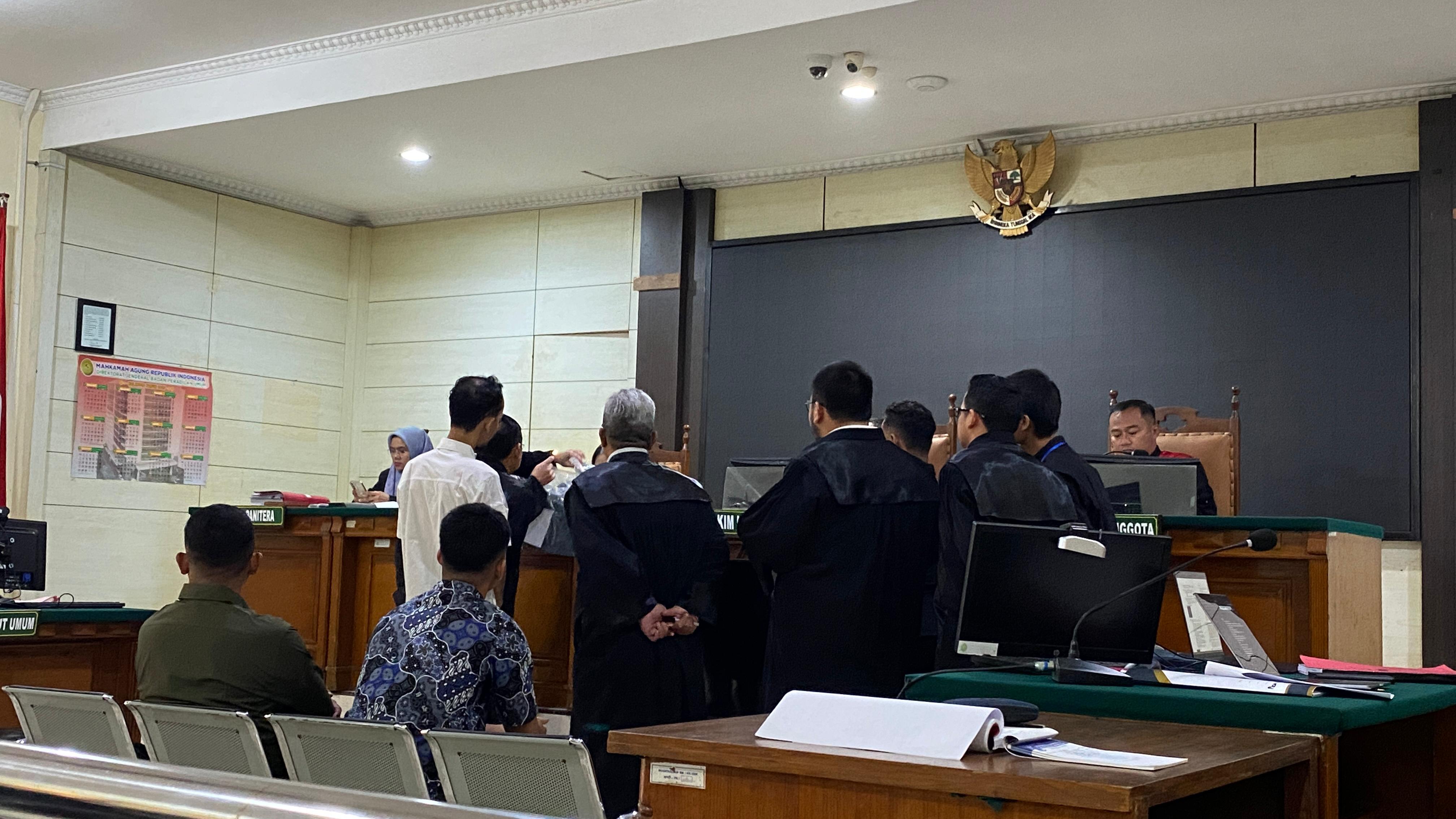 Saksi Brigadir Eka (baju putih) saat melihat bukti yang ditunjukkan jaksa dalam kasus penyekapan aksi MayDay di Pengadilan Negeri Semarang, Senin (25/8/2025).