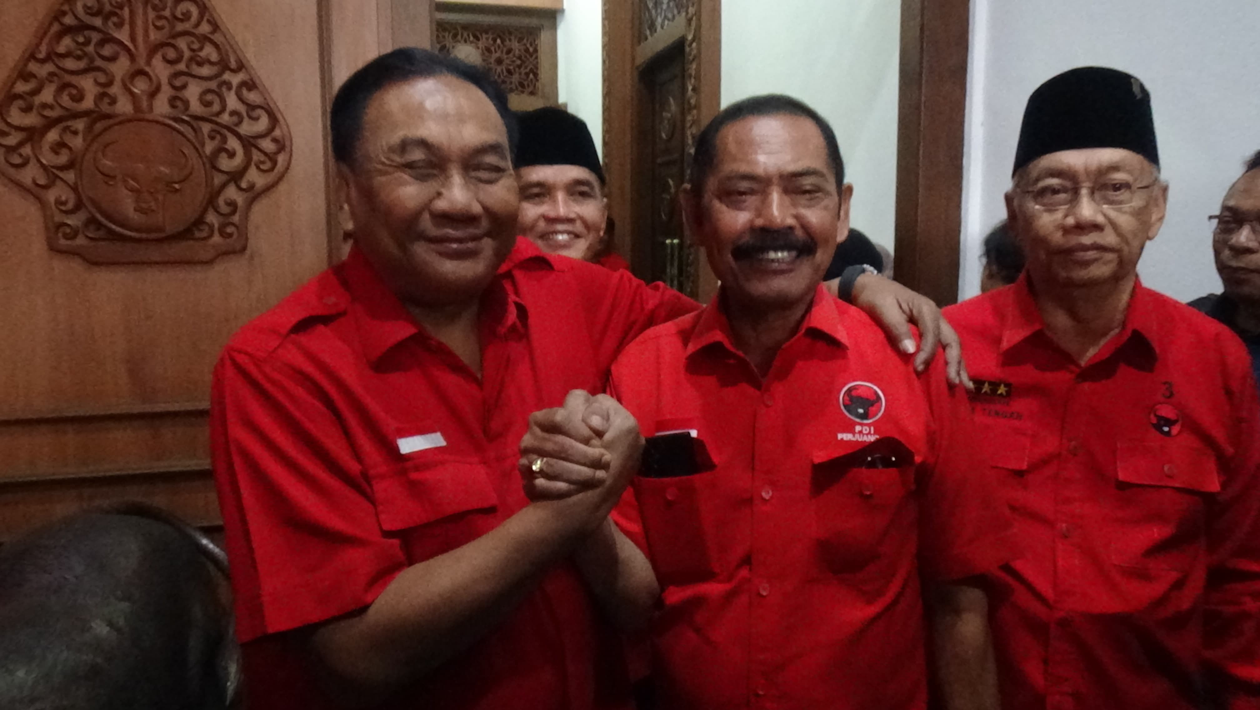 (kiri-kanan) Ketua Bappilu Legislatif DPP PDIP Bambang Wuryanto bersama Plt Ketua DPD PDIP Jateng FX Hadi Rudyatmo usai rapat di Panti Marhaen, Senin (25/8).