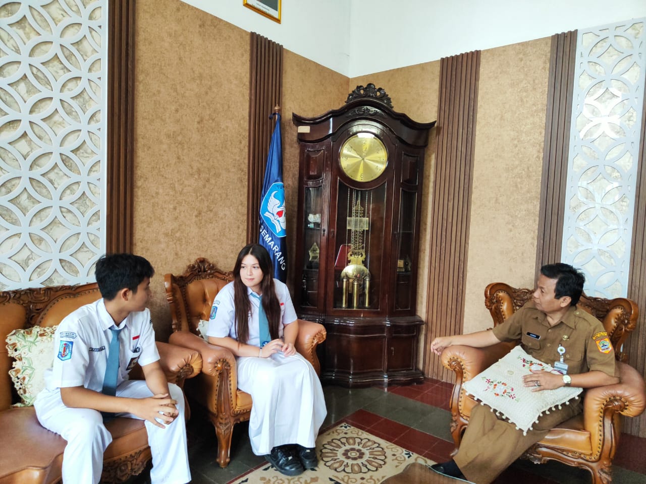 Siswa pertukaran pelajar dari Italia Briselda Hamja (tengah) sedang bercengkrama dengan Kepala SMAN 1 Semarang Kusno (kanan).