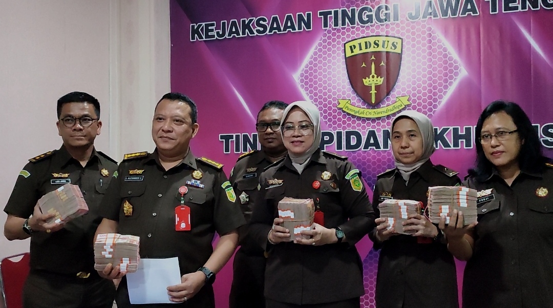 Tim Tindak Pidana Khusus Kejati Jateng memperlihatkan uang Rp 6,5 miliar dari pengembalian kasus korupsi pembelian tanah seluas 700 ha oleh PT CSA, Senin (25/8/2025).