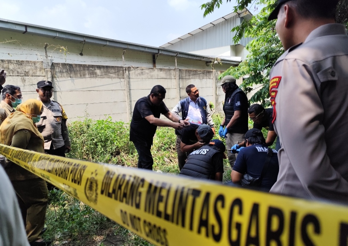 Anggota Inafis Polrestabes Semarang melakukan olah TKP
