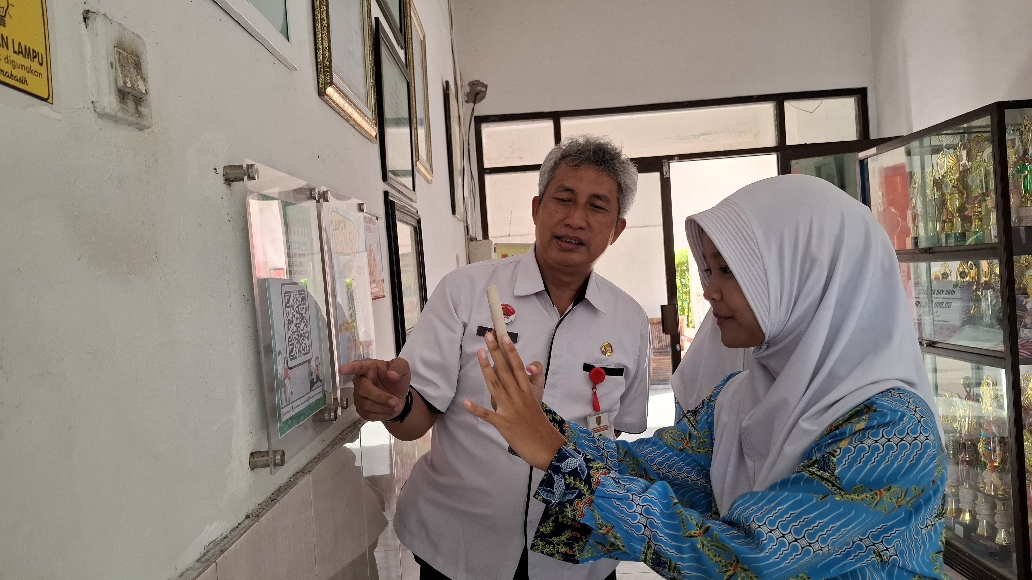 Kepala SMPN 31 Semarang Agung Nugroho saat menjelaskan perpustakaan hibrida pada peserta didik.
