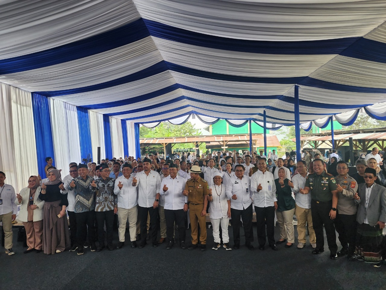 PERESMIAN PROGRAM : Menteri Koperasi dan UKM, Maman Abdurrahman, saat meresmikan program Perluasan Keterlibatan UMKM dalam Program Makan Bergizi Gratis (MBG) di BSA, Cileunyi, Kabupaten Bandung.
