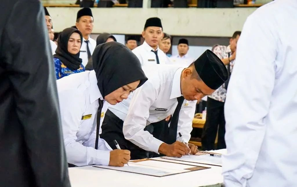Para tenaga honorer yang lolos di PPPK 2025 menandatangani fakta integritas.