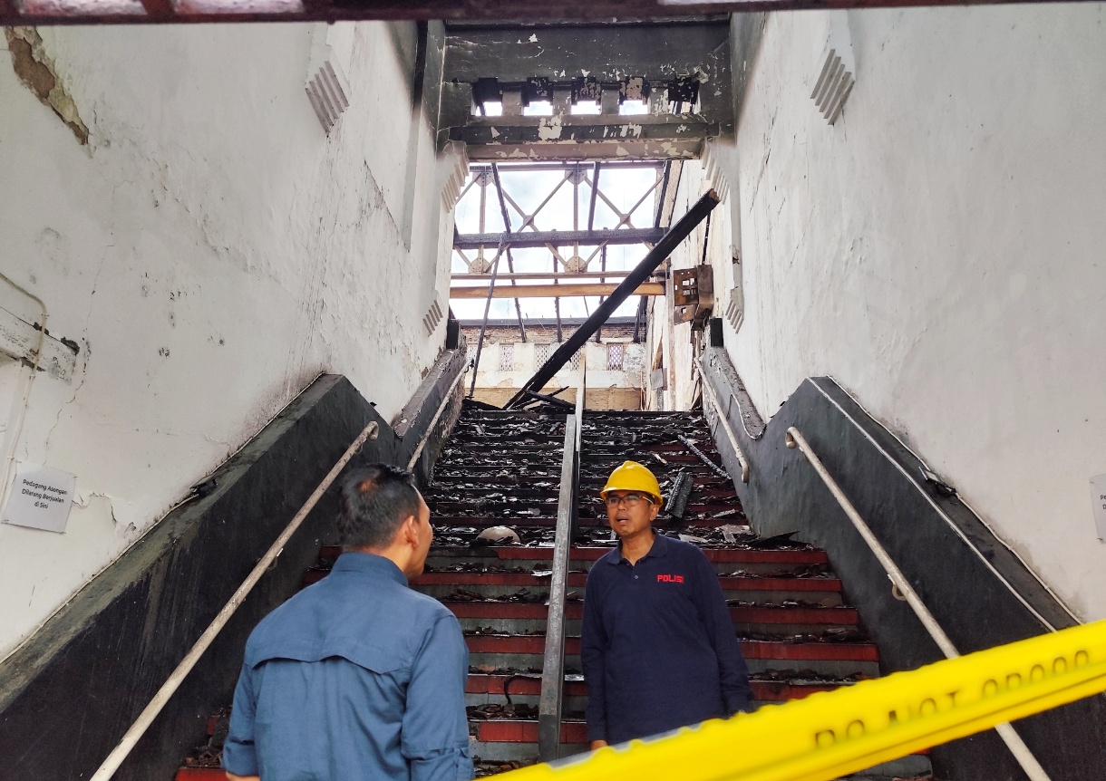 Anggota Inafis Polrestabes Semarang mendatangi TKP kebakaran bangunan Kota Lama Semarang