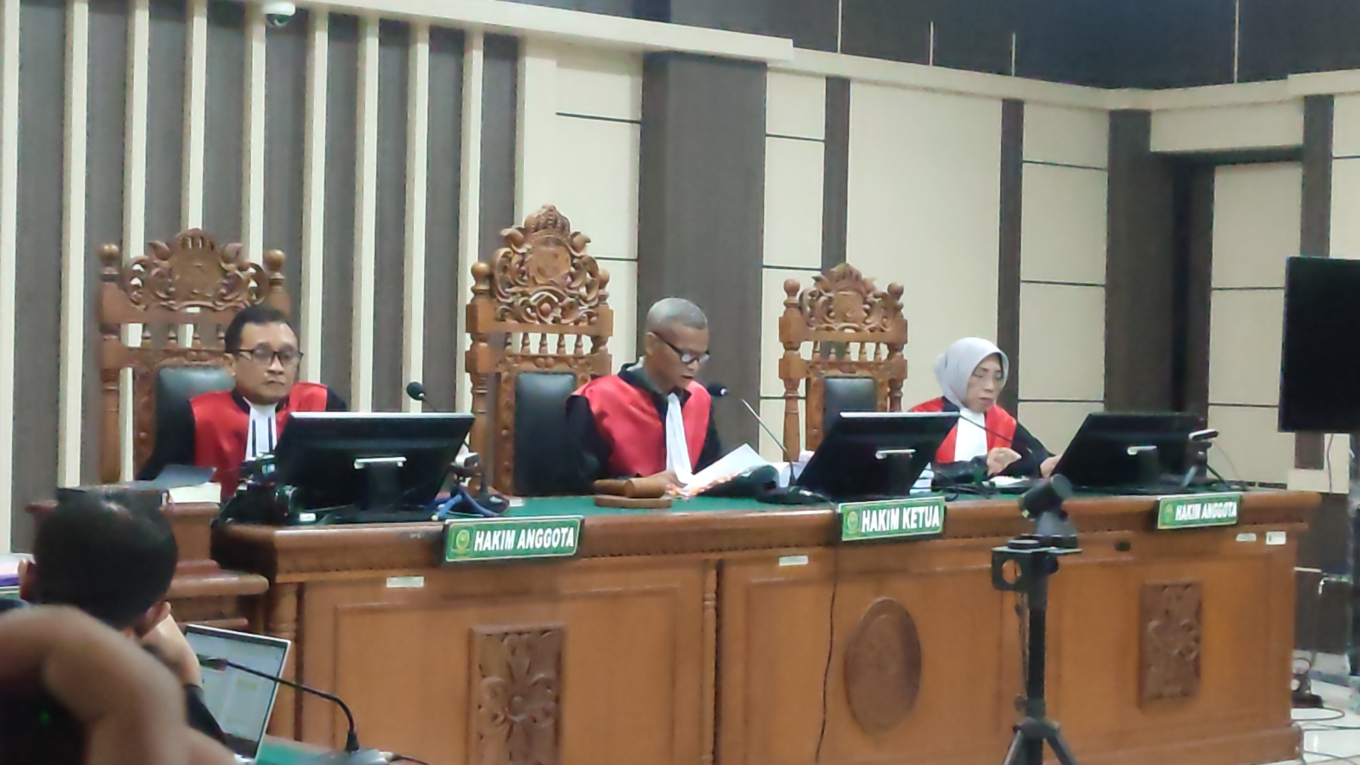 Ketua Majelis Hakim Gatot Sarwadi saat membacakan putusan korupsi terdakwa mantan Wali Kota Semarang Mbak Ita dan suaminya Alwin Basri, Rabu (27/8/2025). IDA FADILAH/JAWA POS DADAR SEMARANG
