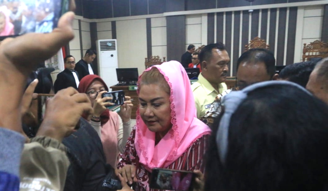 Mantan Wali Kota Semarang Mbak Ita usai menjalani sidang putusan di Pengadilan Tipikor Semarang, Rabu (27/8/2025). NUR CHAMIM/JAWA POS RADAR SEMARANG