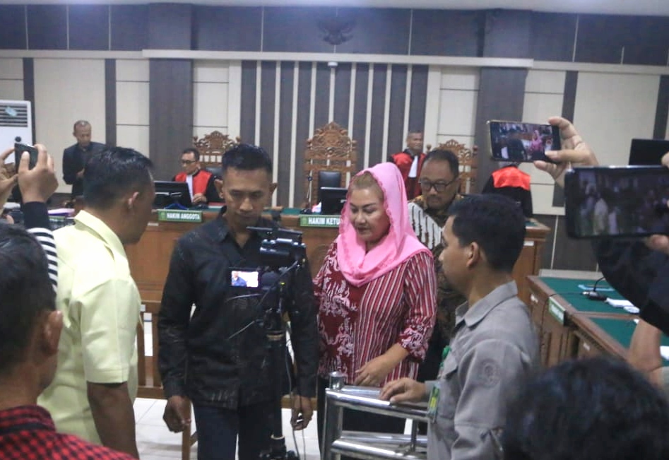 Mantan Wali Kota Semarang Mbak Ita dan suaminya usai menjalani sidang putusan di Pengadilan Tipikor Semarang, Rabu (27/8/2025).