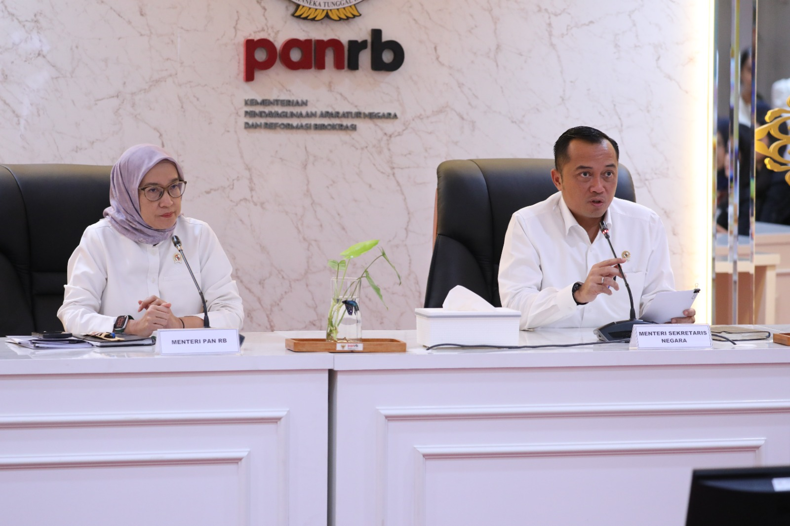 Menteri Sekretaris Negara Prasetyo Hadi, saat konferensi pers pengangakatan CASN 2024 bersama Menteri Pendayagunaan Aparatur Negara dan Reformasi Birokrasi (PANRB) Rini Widyantini